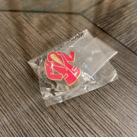Mary Kay Red Jacket Pin Brooch Sales Award New - Picture 3 of 10